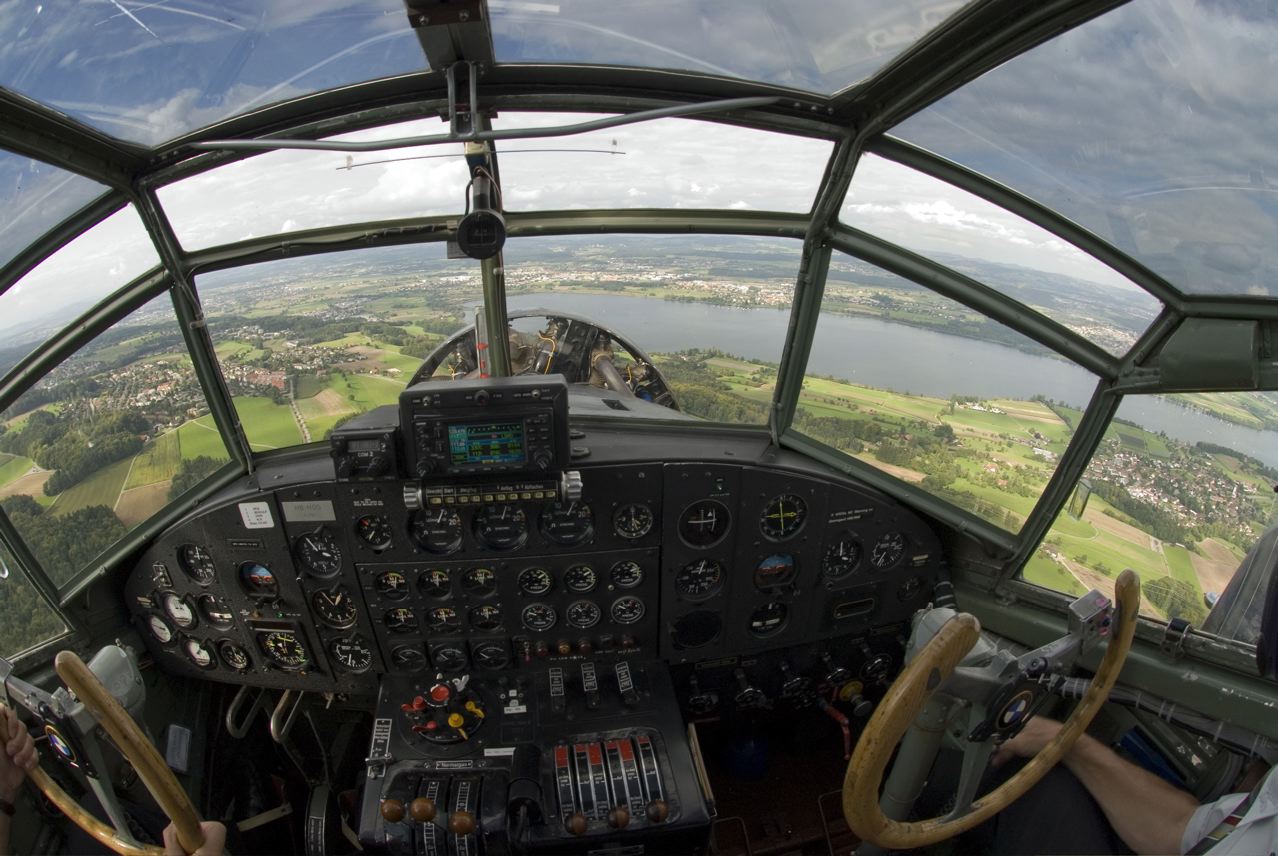 Im Cockpit der Ju-52 über dem Greifensee