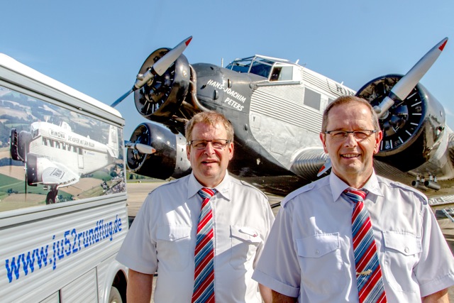 Bernd Huckenbeck und Friedrich Karl François organisieren die Rundflüge mit der alten 