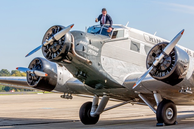 Pilot Uwe Schmuck sorgt für eine gute Sicht aus dem Cockpit der 