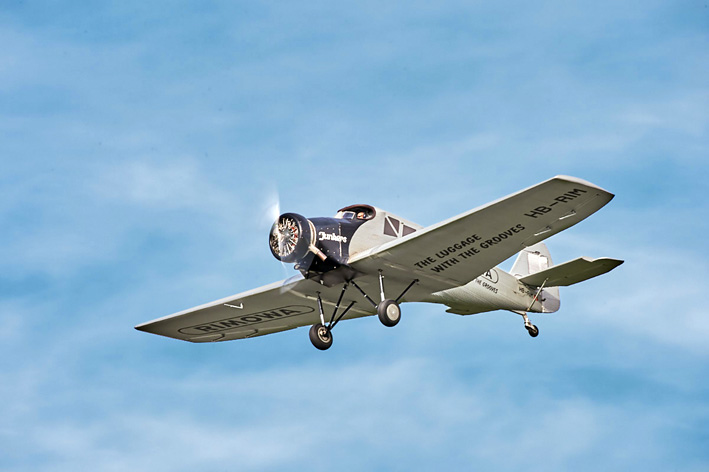 Frischluft: Die Piloten sitzen im Freien, in der geschlossenen Kabine ist Platz für vier Passagiere