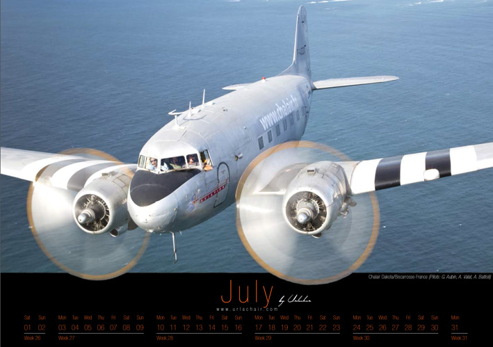 Martialischer Oldie: DC-3 mit D-Day-Streifen