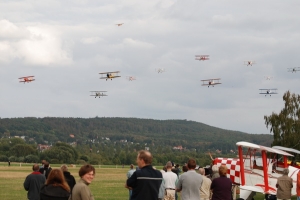 Zeitreise: Massenüberflug mit Doppeldeckern beim letzten Treffen in Bückeburg 2009