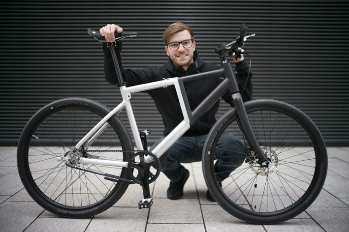 Ambitioniert: Tobias Kruschhausen mit seinem Faltrad Fiiz