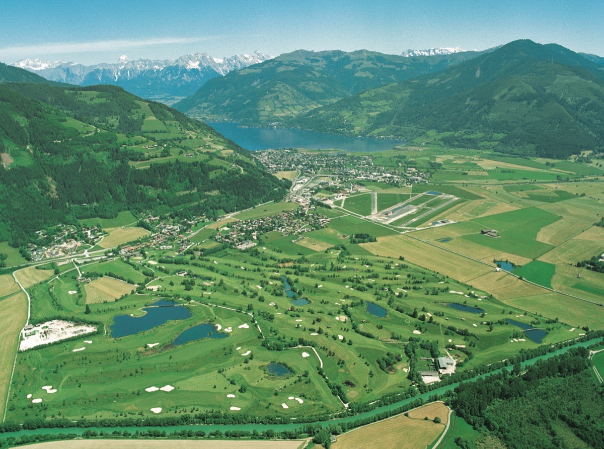 Landen und Golfen: Zwei  18-Loch Plätze erwarten Golfbegeisterte Piloten direkt neben dem Flugplatz Zell am See