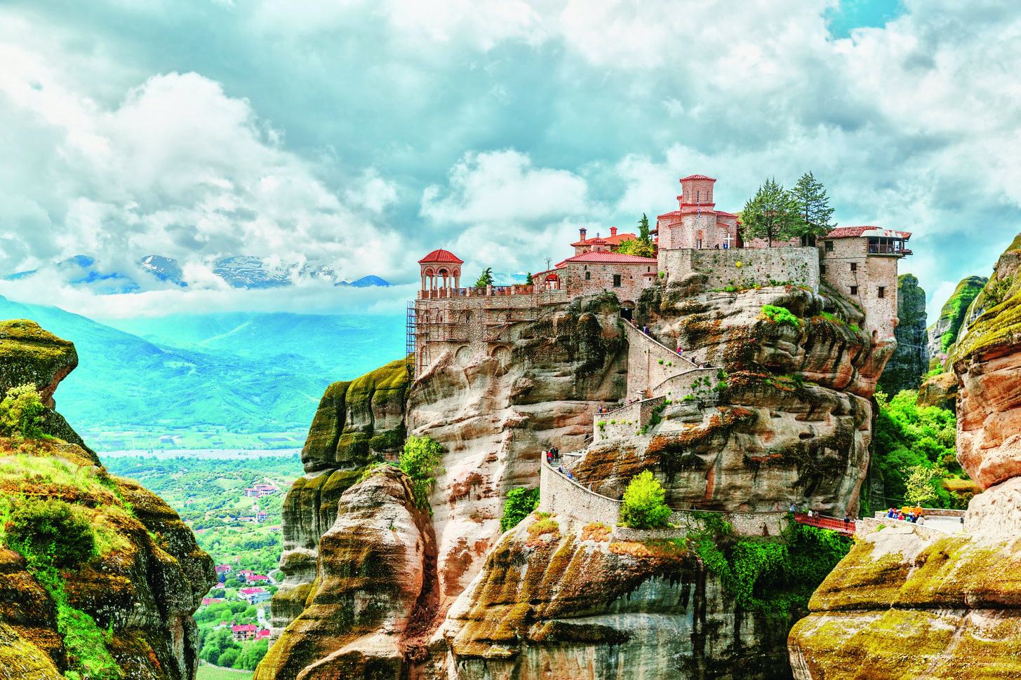 Die griechischen Meteora-Klöster sind aus der Luft und am Boden imposant