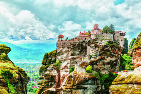 Die griechischen Meteora-Klöster sind aus der Luft und am Boden imposant