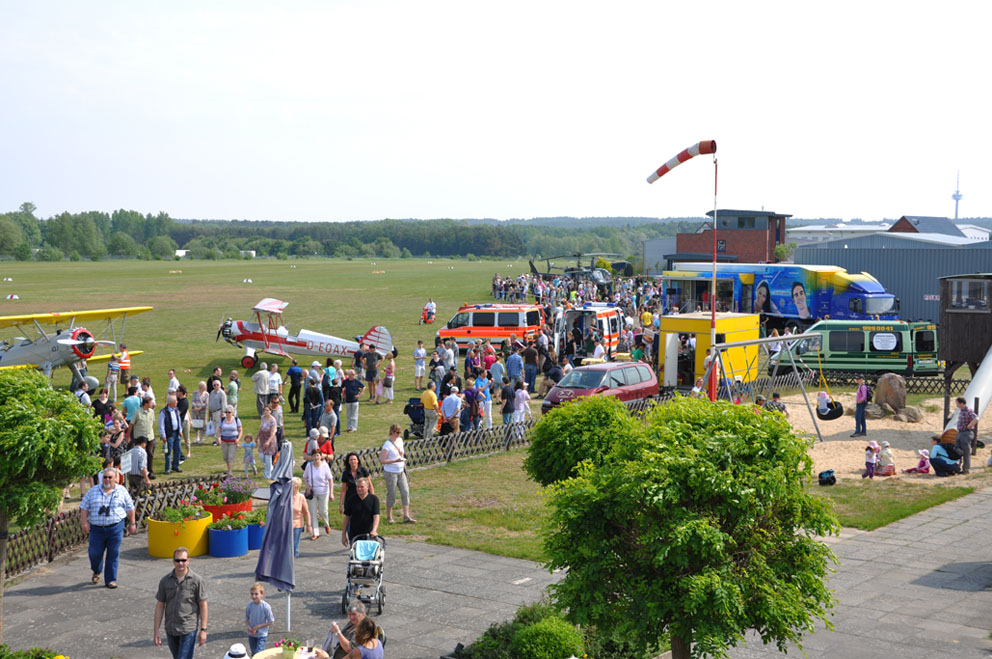 Publikumsmagnet: Die Lüneburger lieben ihren Flugplatz. Zum Flugplatzfest im Mai 2011 kamen rund 6000 Besucher