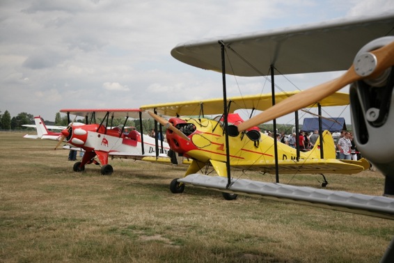 Ultraleichte Doppeldecker beim Flugplatzfest im letzten Jahr