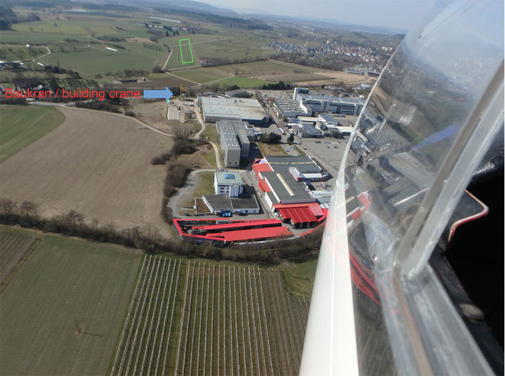 Im Weg: Ein Baukran ragt in den Anflug auf die Piste 28 in Markdorf