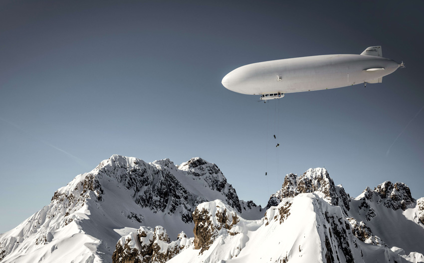 Ab geht's! Die Sportler seilen sich aus dem Zeppelin NT ab