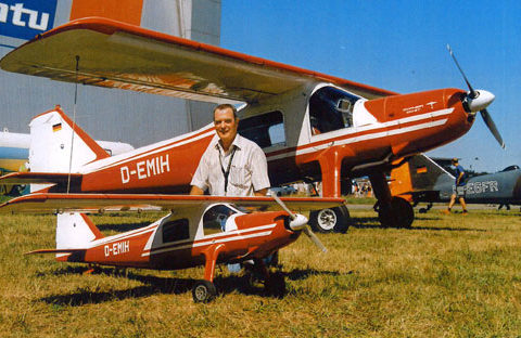 Rolf Breitinger mit seinem Modell der Do27 vor dem Original