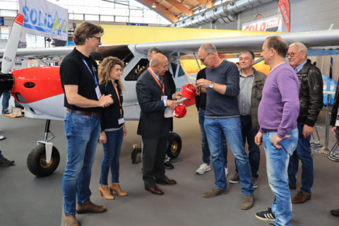 Übergabe: Die Aktiven vom Flugsportverein Schameder (rechts) nehmen die G70 von Konstrukteur Nando Groppo (3.v.l.) höchstpersönlich in Empfang
