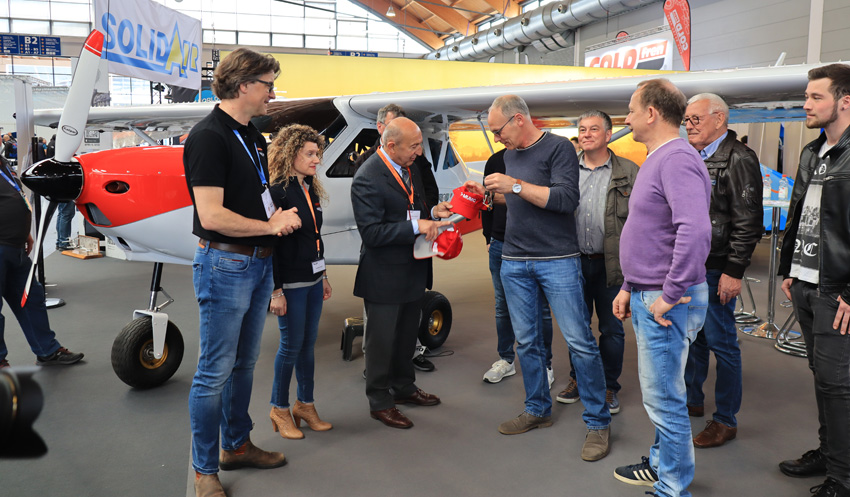 Übergabe: Die Aktiven vom Flugsportverein Schameder (rechts) nehmen die G70 von Konstrukteur Nando Groppo (3.v.l.) höchstpersönlich in Empfang