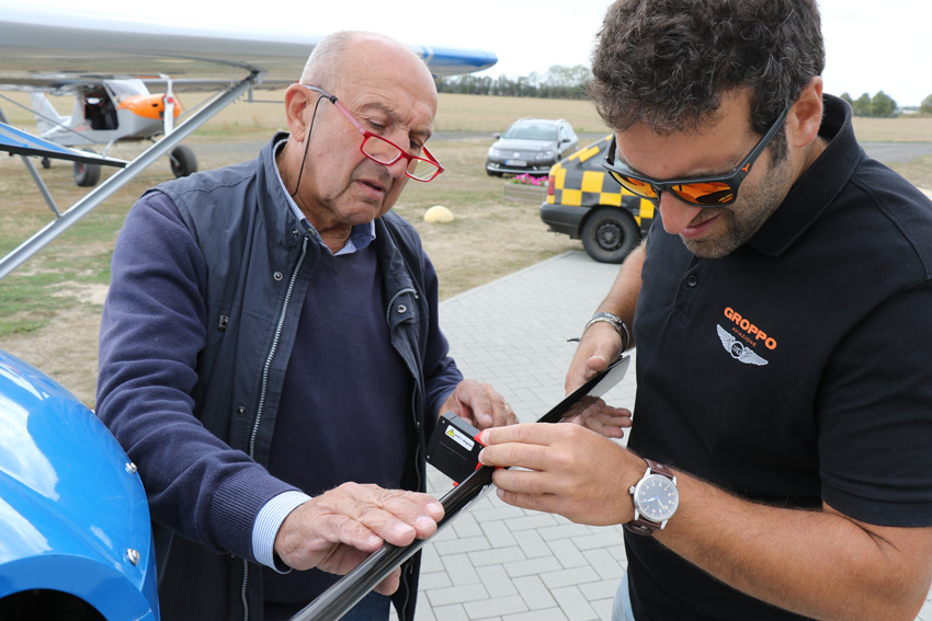 Geschafft! Nando Groppo (links) beim Check eines Propellers in Taucha bei Leipzig