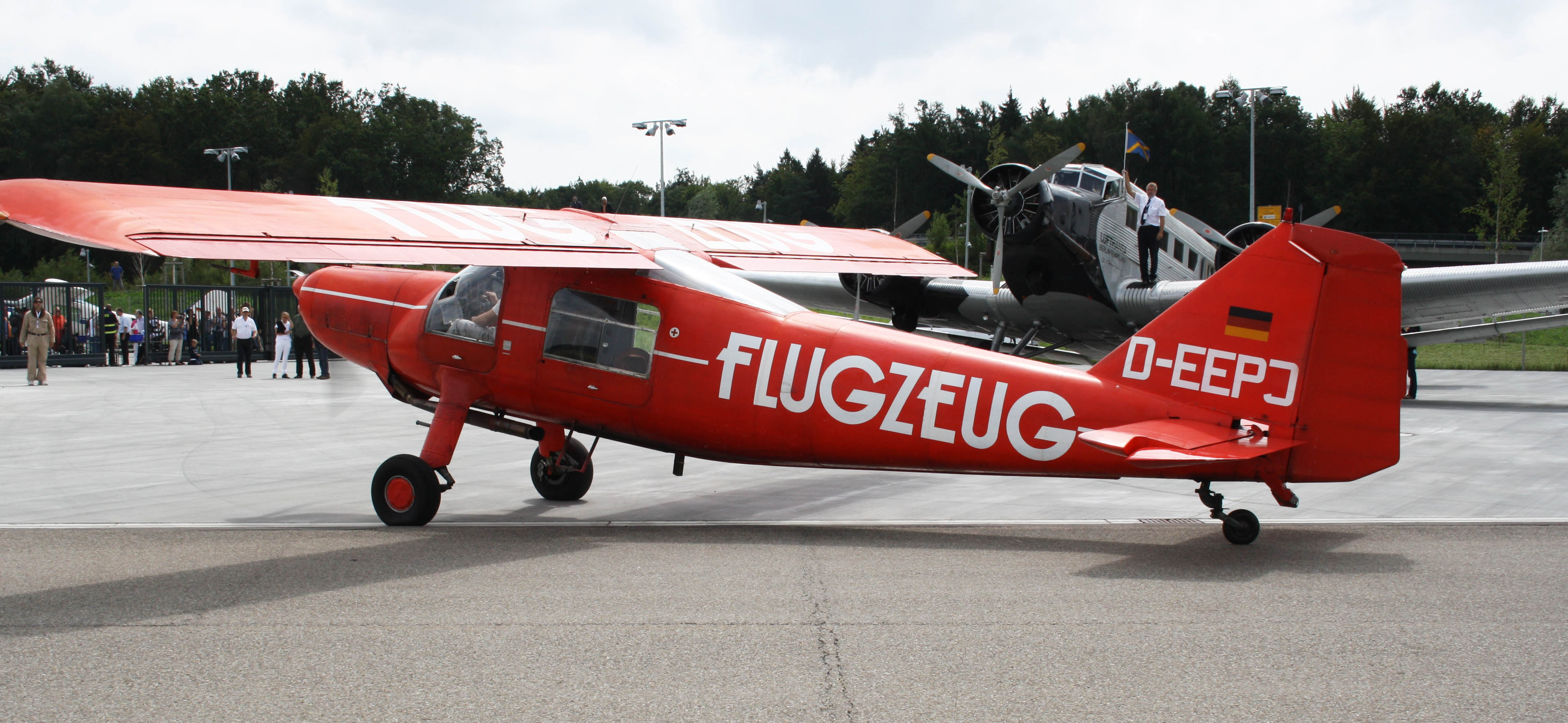 Neben zahlreichen Do 27 Flugzeugen waren auch Gatsflugzeuge ie die Ju-52 (hier im Hintergrund) zu Besuch