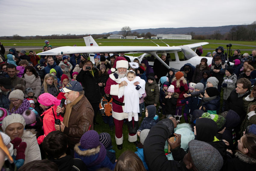 Gelandet! Der Nikolaus mit einer kleinen Helferin auf dem Flugplatz Porta Westfalica