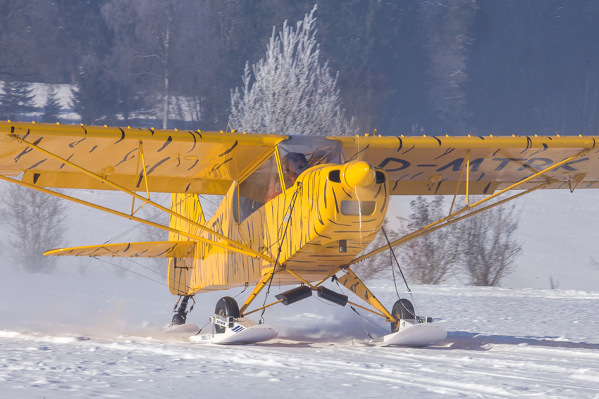 Winterspaß: Ski ans Flugzeug und verschneite Pisten nutzen