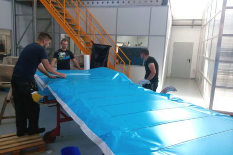 Viel zu tun: Bespannung einer An-2-Tragfläche mit Oratex 6000