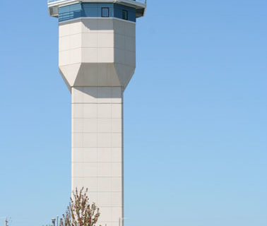 Gut vorbereitet: Die Controller im Tower des Wittman Airports, dem 
