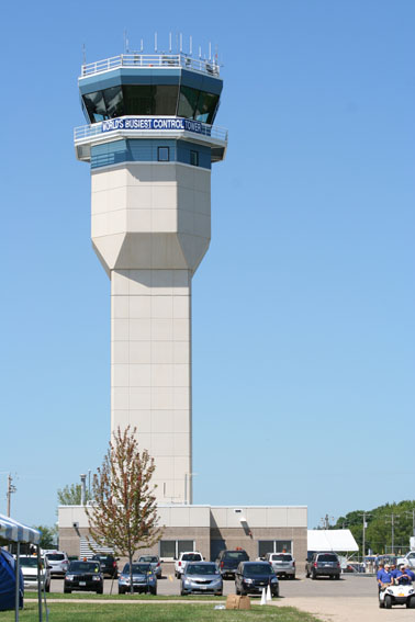 Gut vorbereitet: Die Controller im Tower des Wittman Airports, dem