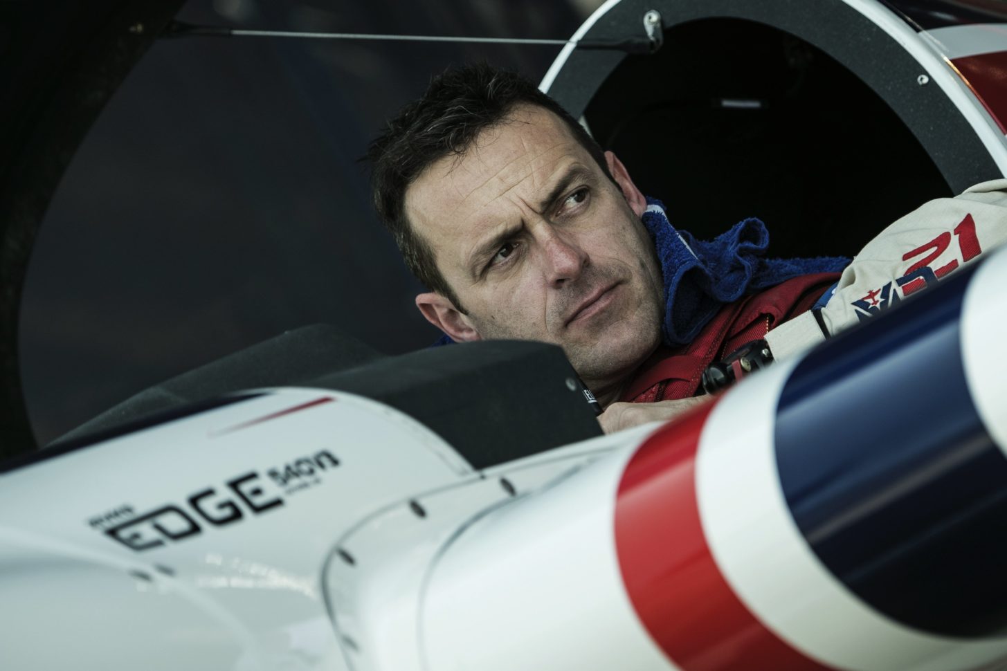 Matthias Dolderer bereitet sich auf das Qualifying zum Red Bull Air Race 2014 in Abu Dhabi vor