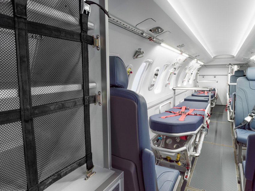 Variabel: Die Kabine bietet Platz für bis zu drei Krankenliegen und zwei medizinische Teams