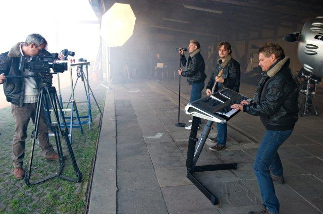 Rock den Hangar: Die Musiker von Update1.1 beim Videodreh in Bückeburg