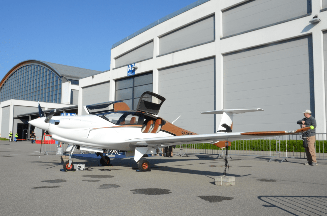 Überraschungsgast: Pipistrel Panthera vor den Messehallen