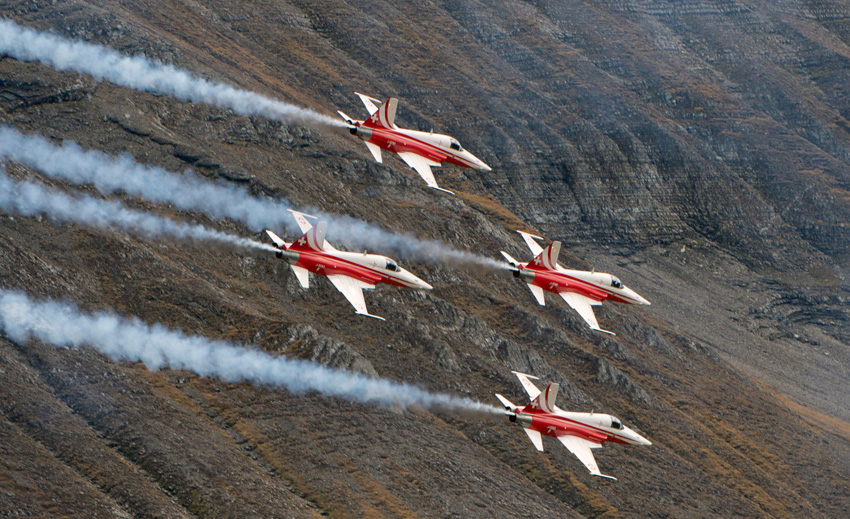 Im Anflug: Patrouille Suisse, hier mit Jets des Typs F-5 Tiger