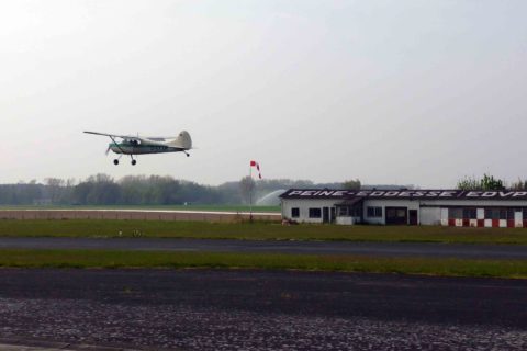 Auf zum neuen Standort Gelnhausen: Die Cessna 170b von Udo Busch hat als eines der letzten Flugzeuge den jetzt geschlossenen Platz Peine-Edesse (EDVP) verlassen.