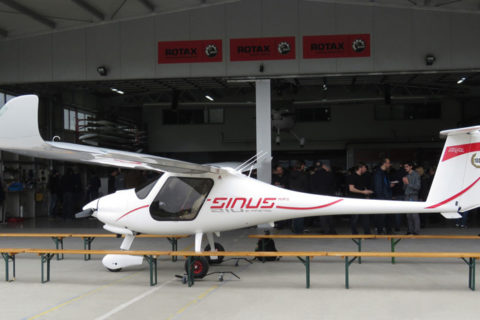 Feierlich: Die 1000. Sinus steht vorm Hangar, sie gehört einem Kunden in Surinam