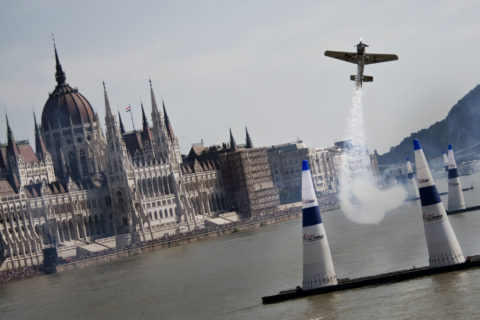 So könnten Sie vielleicht Matthias Dolderer in Budapest beim Red Bull Airrace sehen und anfeuern