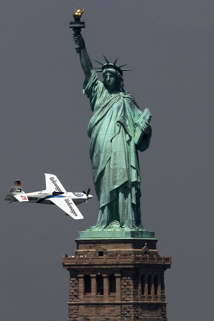 Matthias Dolderer vor der Freiheitsstatue beim Red Bull Air Race in New York City 2010