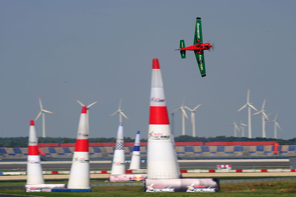 Pete McLeod aus Kanada - zur Zeit Platz 5 in der Gesamtwertung - in action während Runde 6 des ersten Trainingstages der Red Bull Air Race World Championship am Eurospeedway, Lausitz