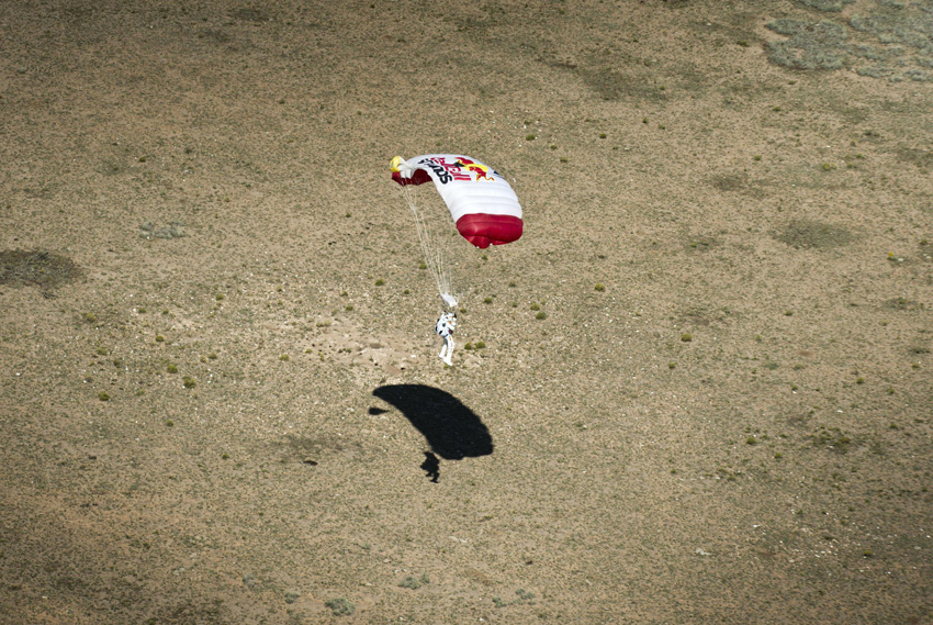 Geschafft: Neun Minuten und drei Sekunden nach dem Ausstieg landet Felix Baumgartner sicher auf der Erde