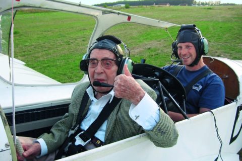 Wieder mal oben: Richard Perlia (hier im Cockpit eines ULs vom Typ Sunrise; hinter ihm Besitzer Ralf Pandel) wird heute 106 Jahre alt.