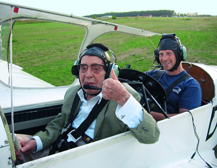 Wieder mal oben: Richard Perlia (hier im Cockpit eines ULs vom Typ Sunrise; hinter ihm Besitzer Ralf Pandel) wird heute 106 Jahre alt.