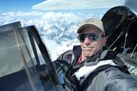 Hoch über den Alpen: Eric Raymond in seinem Sunseeker II