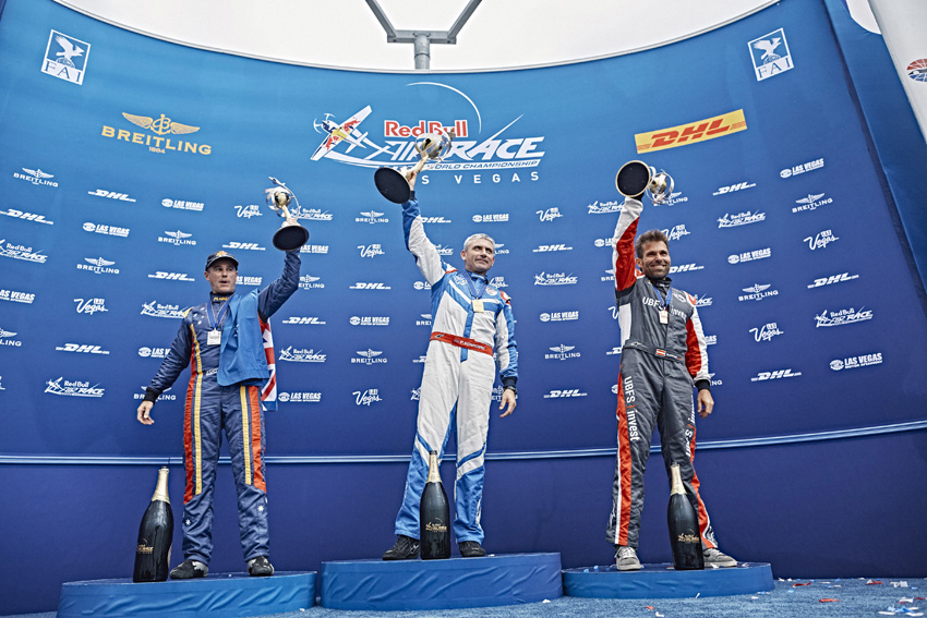 Die Sieger 2015: Air Race Champion 2015 Paul Bonhomme (Mitte), links Matt Hall (2. Platz), rechts Hannes Arch