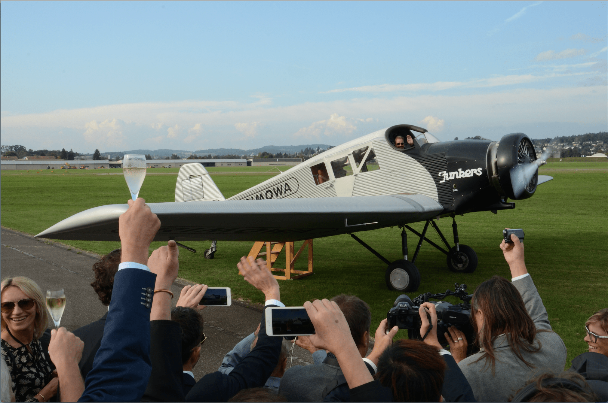 Jubel: Nach dem offiziellen Erstflug winkt Rimowa-Chef Dieter Moszeck aus dem Cockpit