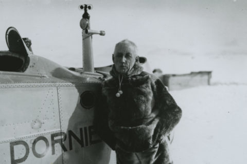 Roald Amundsen vor seinem Flugboot Dornier Wal 1925
