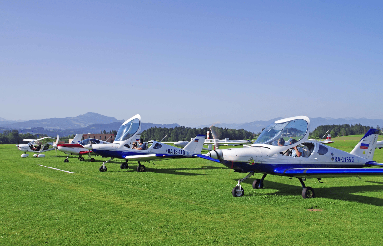 Im Allgäu angekommen: vier Zweisitzer aus Russland in Kempten-Durach