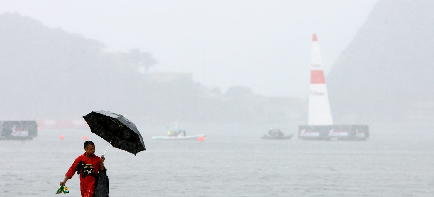Red Bull Air Race-Weltmeisterschaft 2010: Rennabbruch am verregneten Zuckerhut