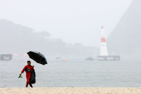 Der Sugar Loaf Mountain ist während des Red Bull Air Race in Rio de Janeiro wolkenverhangen