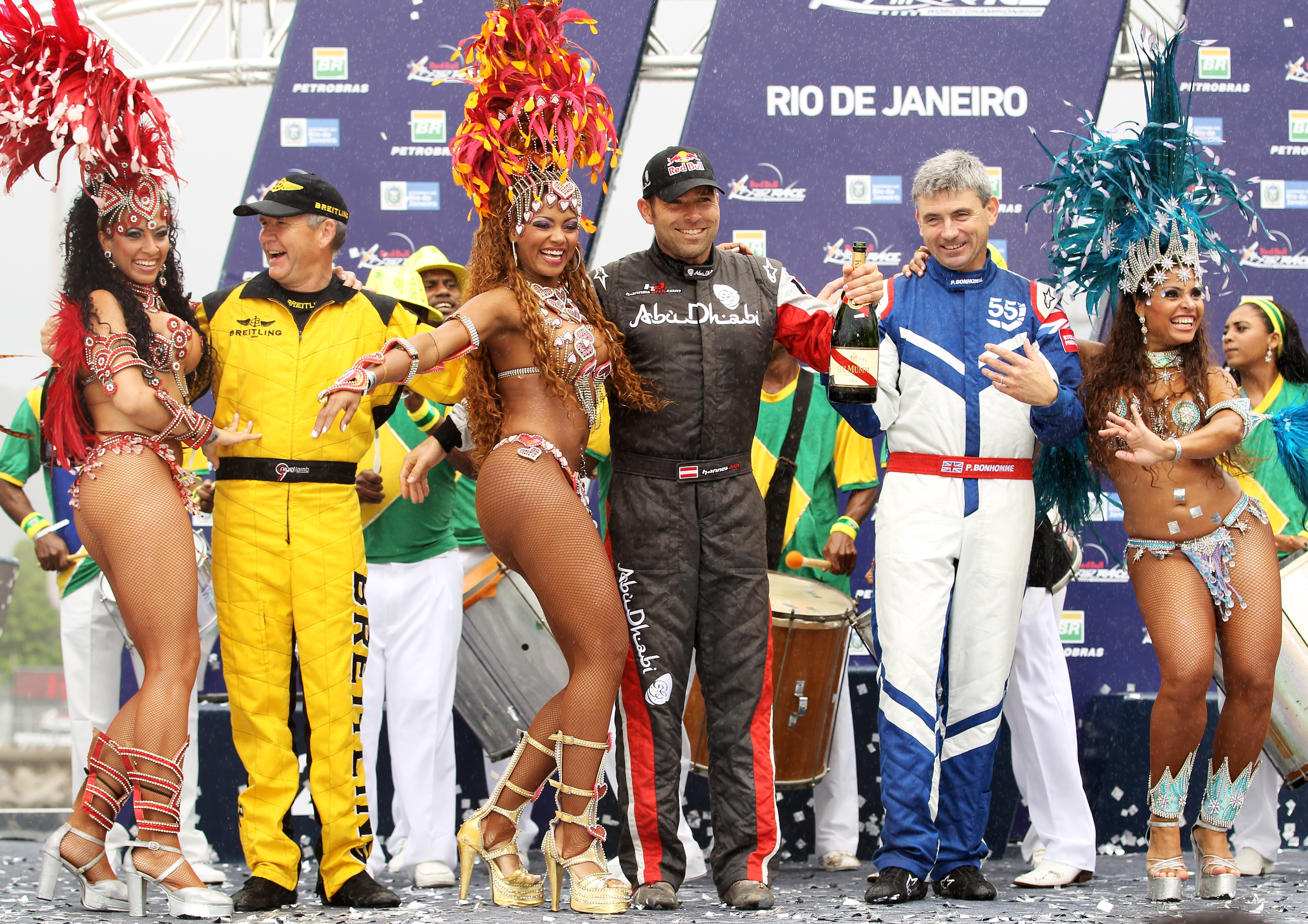 Siegerehrung in Rio standesgemäß mit Samba-Tänzerinnen: in der Mitte Hannes Arch, links von ihm Nigel Lamb und rechts Paul Bonhomme