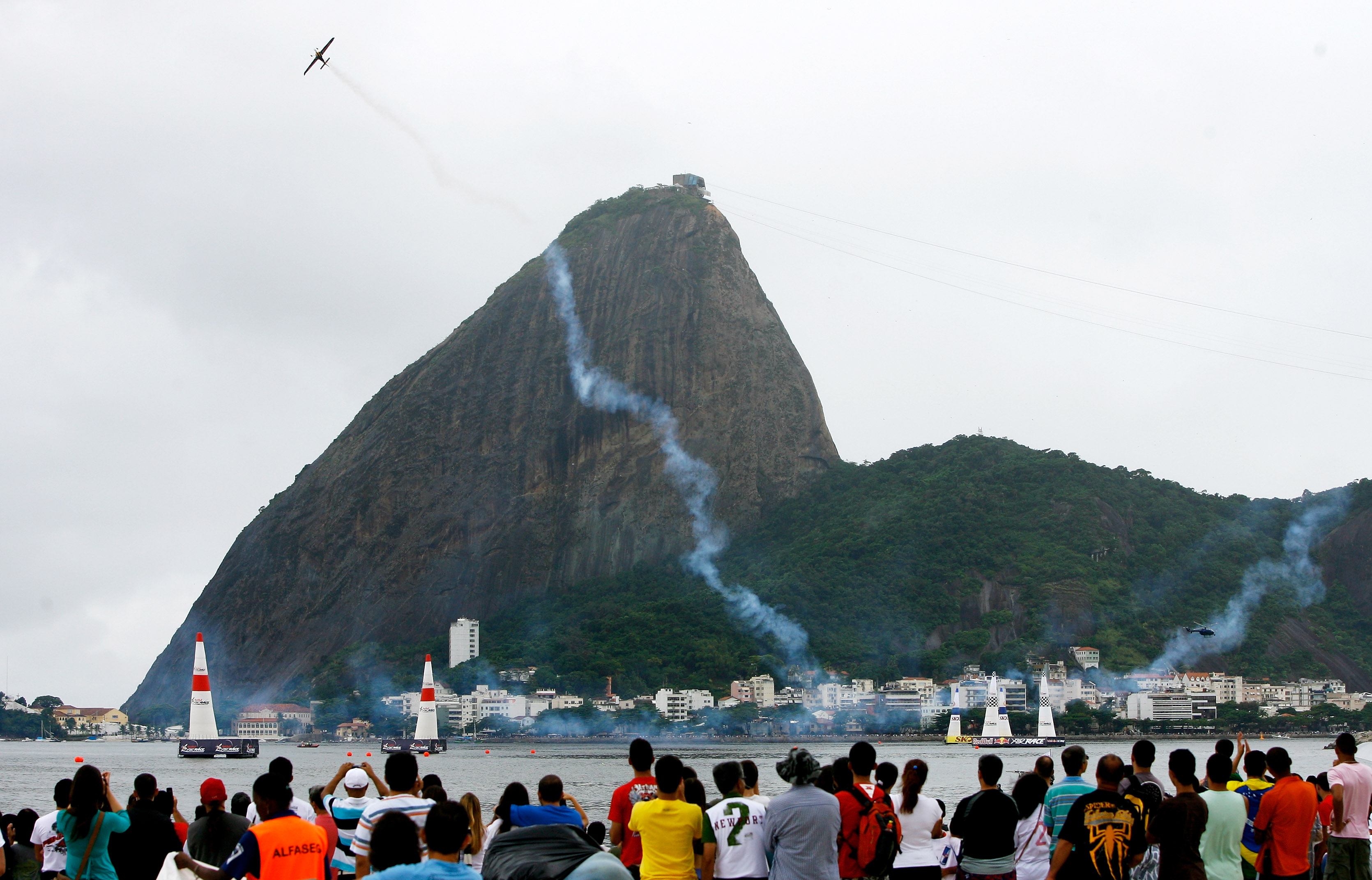 Peter Besenyei in Action während des Red Bull Air Race in Rio de Janeiro