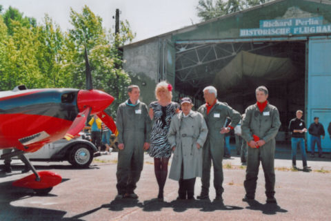 Richard Perlia zusammen mit Piloten vor der nach ihm benannten Flugzeughalle in Rechlin-Lärz (2009)