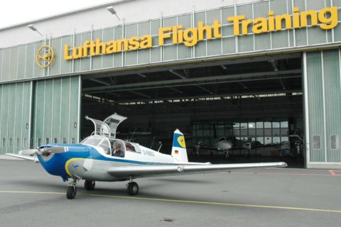 Die Saab Safir vor der Halle