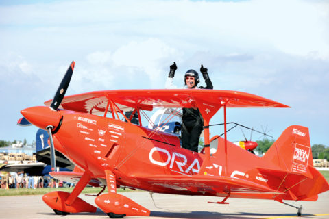 Vollprofi: Seit über 40 Jahren hält Sean D. Tucker bei Airshows (wie hier in Oshkosh) sein Publikum in Atem