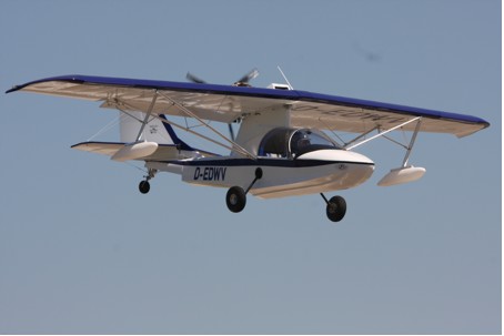 Anflug auf den Flugplatz Welzow bei strahlend blauem Himmel